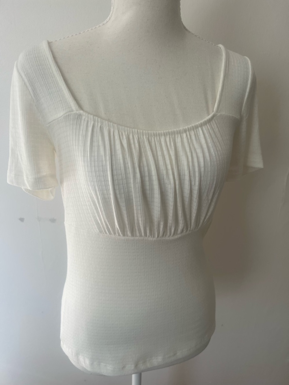 Jessica Simpson women’s Cream Ribbed Square-Neck Short Sleeve Top, size M.